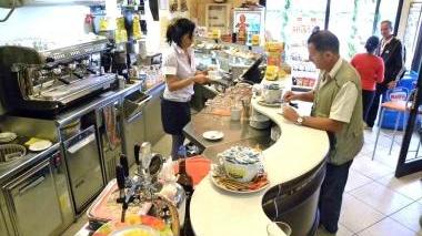Clienti in un bar per la colazione