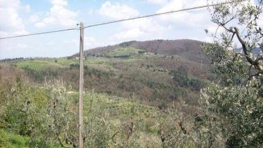 Il sindaco di Serravalle Renzo Mochi e la collina sul crinale del Montalbano dove sorgenr&agrave; il complesso delle Rocchine 