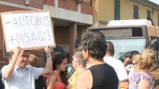 <b>La protesta.</b> Alcune settimane fa i residenti del Picchianti sono scesi in strada per chiedere il ripristino delle linee Atl Ora le prime risposte