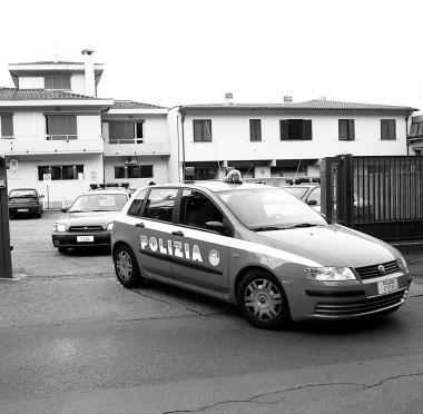 Lingresso del pronto soccorso al Cosma e Damiano e, sopra, una volante del commissariato di Pescia 