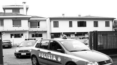 L’ingresso del pronto soccorso al Cosma e Damiano e, sopra, una volante del commissariato di Pescia