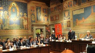 Una seduta del consiglio comunale e nella foto accanto il parcheggio della valle del Cencione