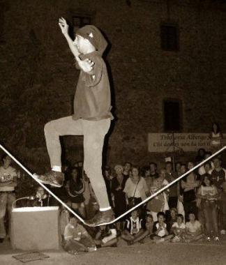 In alto e a sinistra due degli spettacoli targati Mondo Amabile lassociazione che organizza il primo festival di strada a Rosignano Marittimo    