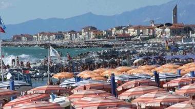 Sopra, uno scorcio degli stabilimenti del litorale; a destra Marina