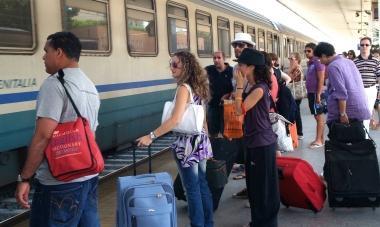 Pendolari in attesa alla stazione     