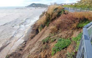 Sporcizia dietro la recinzione messa per sicurezza in Cittadella e a sinistra la frana sotto lungomare Marconi dopo i violenti nubifragi di qualche anno fa     