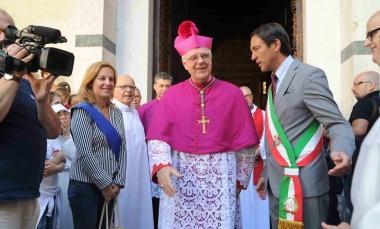 Il vescovo Mansueto Bianchi tra la presidente della Provincia Federica Fratoni e il sindaco Renzo Berti 