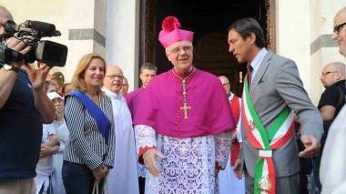 Il vescovo Mansueto Bianchi tra la presidente della Provincia Federica Fratoni e il sindaco Renzo Berti