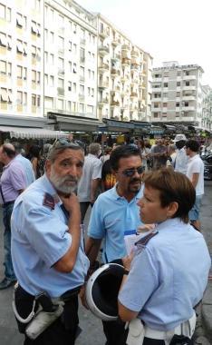 I vigili al mercato poco dopo la violenza subita dalla collega       