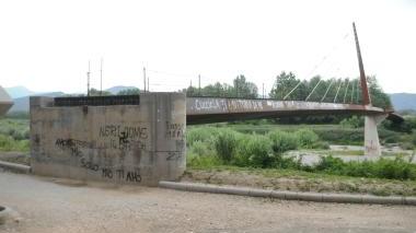 La passerella imbrattata di scritte