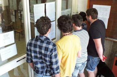 <strong>MOMENTO DECISIVO.</strong> Studenti davanti al cartellone degli scrutini