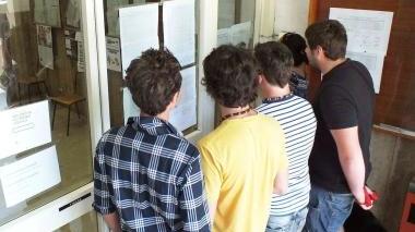<strong>MOMENTO DECISIVO.</strong> Studenti davanti al cartellone degli scrutini
