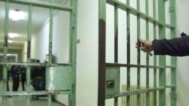 Il sindaco visita il carcere: «Manca anche la carta igienica»
