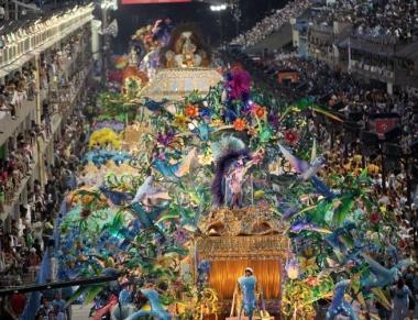 Una sfilata del Carnevale a Rio De Janeiro con le scuole di samba  