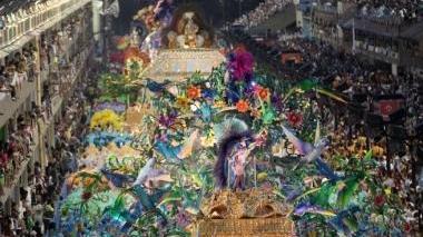 Una sfilata del Carnevale a Rio De Janeiro con le scuole di samba