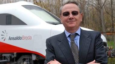 Bianconi davanti a un treno ad alta velocità