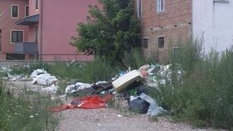 La discarica in via Carlo Alberto Dalla Chiesa