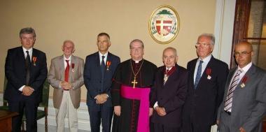Il vescovo monsignor Fausto Tardelli con i premiati 