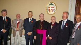 Il vescovo monsignor Fausto Tardelli con i premiati