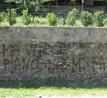 <b>SCRITTE. </b>Su un muro e sulla sede del Pd a Castiglione 