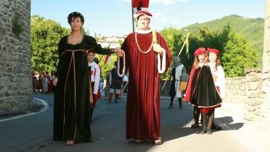 A Castiglione Garfagnana è di scena il Medioevo: cene, corteggi, spettacoli