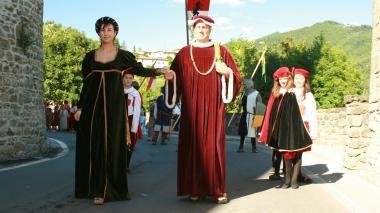 A Castiglione Garfagnana è di scena il Medioevo: cene, corteggi, spettacoli