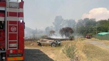 L’incendio nei pressi del rimessaggio sul Magra