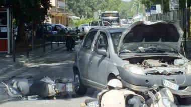 La Yaris e i due scooter coinvolti nell’incidente