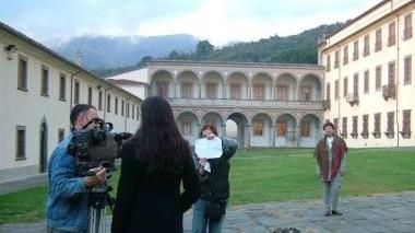 L’assessore Ghimenti e una ripresa televisiva all’interno della Certosa di Calci