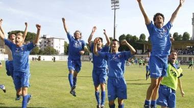La gioia dei biancazzurri dopo la vittoria con L’Aquila