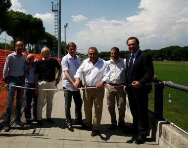 Il sindaco Cenni, gli assessori e il presidente Tonfoni tagliano il nastro      
