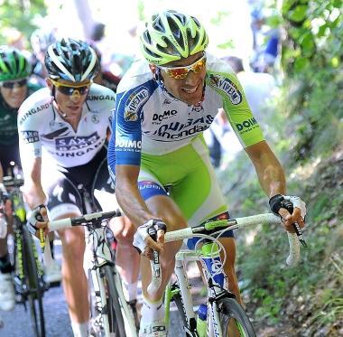 <b>FAVORITISSIMO.</b> Ivan Basso durante un attacco 
