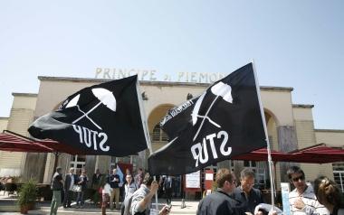 <b>IN ALTO LE BANDIERE.</b> Accanto e in alto due immagini di una delle tante manifestazioni dei balneari negli ultimi anni 