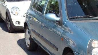 <b>LA PROTESTA.</b> Le auto parcheggiate davanti ai garage per bloccare i lavori