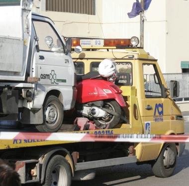 In alto il carroattrezzi porta via la Vespa e il furgoncino Asmiu e sopra il motore dopo lincidente 