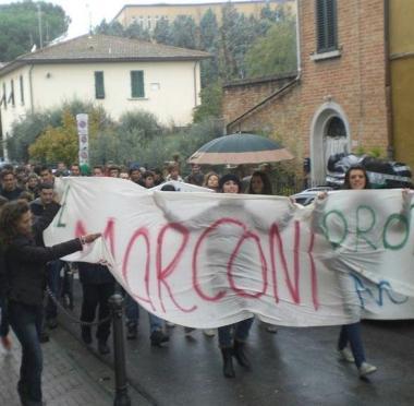 Una manifestazion di studenti lo scorso inverno per le vie di San Miniato 