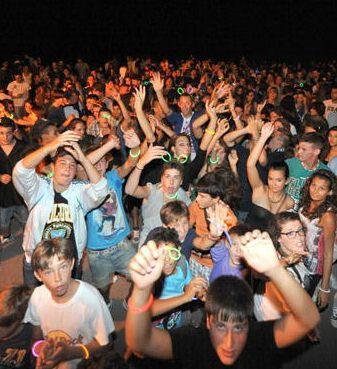 Migliaia di giovani hanno riempito Marina di Cecina per ledizione 2011 della Stranotte   