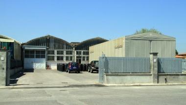 Lesterno del magazzino degli spedizionieri, e sotto uno dei muletti usati per la rapina 