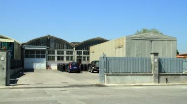 L’esterno del magazzino degli spedizionieri, e sotto uno dei muletti usati per la rapina