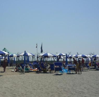 La spiaggia attrezzata per disabili allestita vicino alla villa del Gombo 