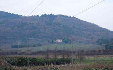 Sopra la zona della Valle del Vincio dove dovrebbe sorgere il campeggio   