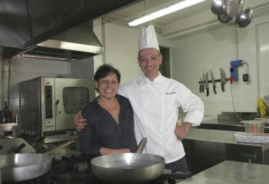 Graziella Ferrarello nella cucina del suo ristorante con il cuoco Simone Iannitelli        