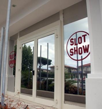 <b>SLOT.</b> Sopra, la sala al Piroscafo Sotto, don Damiano 