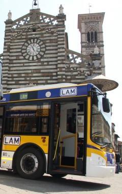 Un autobus della Lam in piazza del Duomo a Prato
