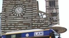 Un autobus della Lam in piazza del Duomo a Prato