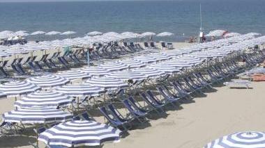 Alcune immagini del litorale pisano oggi teatro della manifestazione di protesta sulle concessioni demaniali A sinistra e sopra due stabilimenti balneari. Sulla destra le spiagge di Tirrenia viste dall’alto