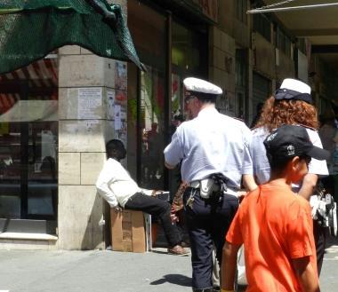 I vigili ieri mattina al presidio fisso in via Buontalenti davanti alla macelleria        