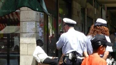 I vigili ieri mattina al presidio fisso in via Buontalenti davanti alla macelleria