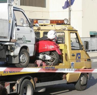 Il luogo dellincidente Sopra la Vespa del giovane e il furgone sul carrattrezzi 