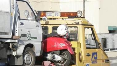 Il luogo dell’incidente Sopra la Vespa del giovane e il furgone sul carrattrezzi